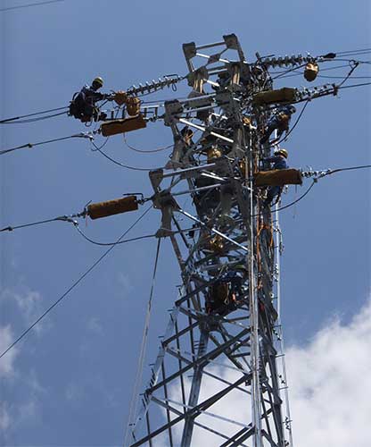 送電線の上で作業してる様子